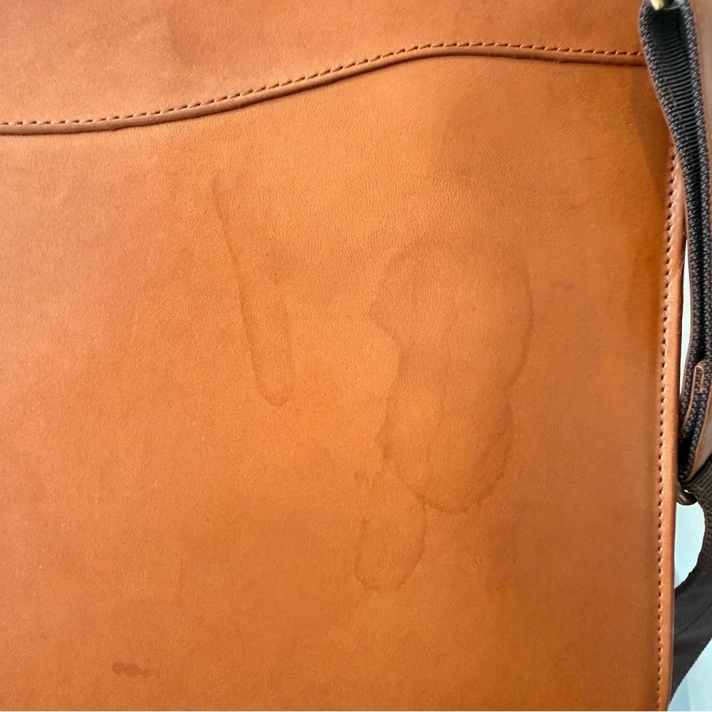 Sleek Tan Leather Briefcase with Detachable Shoulder Strap
